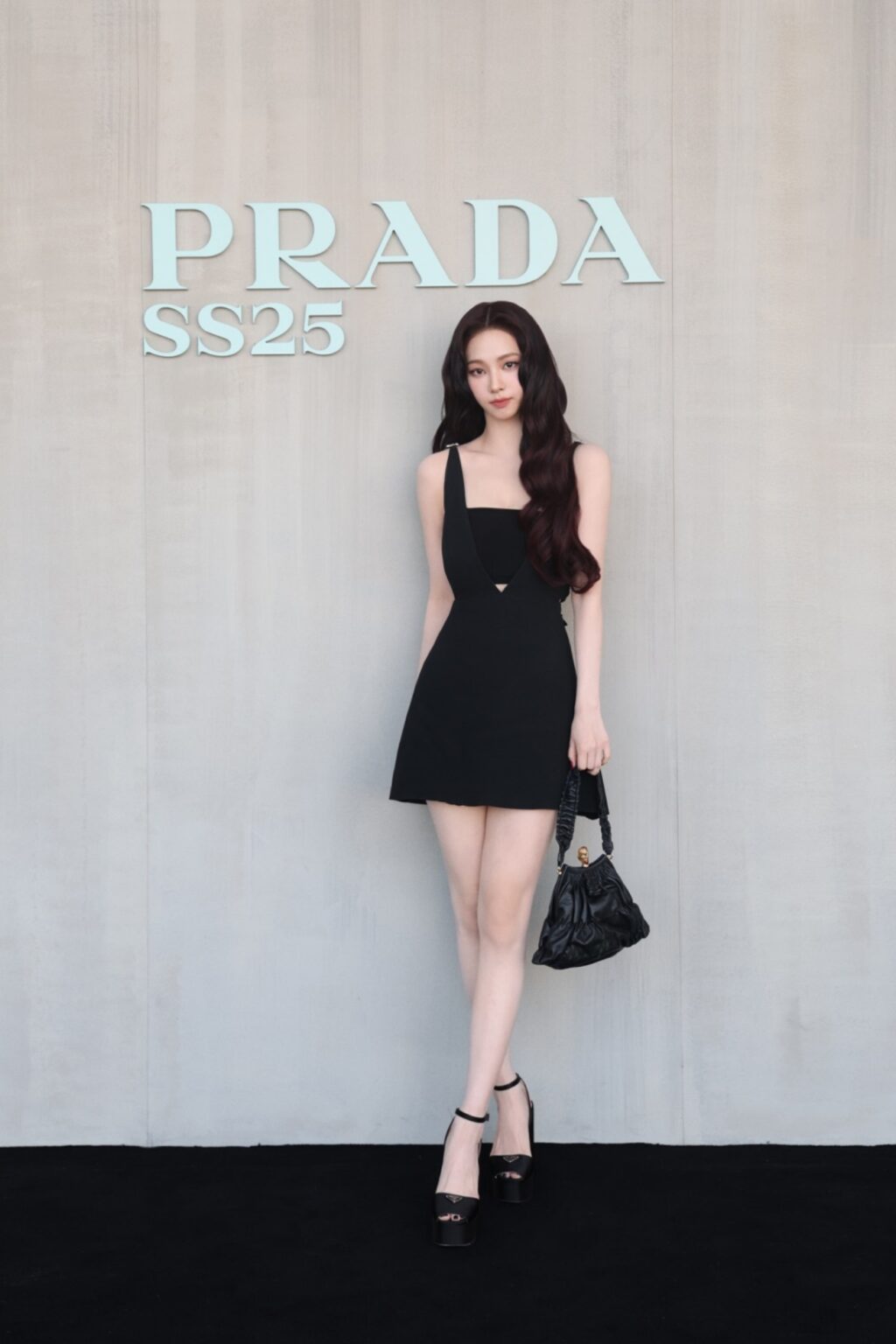 aespaカリナ PRADAアンバサダーとしてミラノ登場! ブラックミニドレスで注目の的に a42d9ee52c73d89d0edc82460fde38fd.jpeg