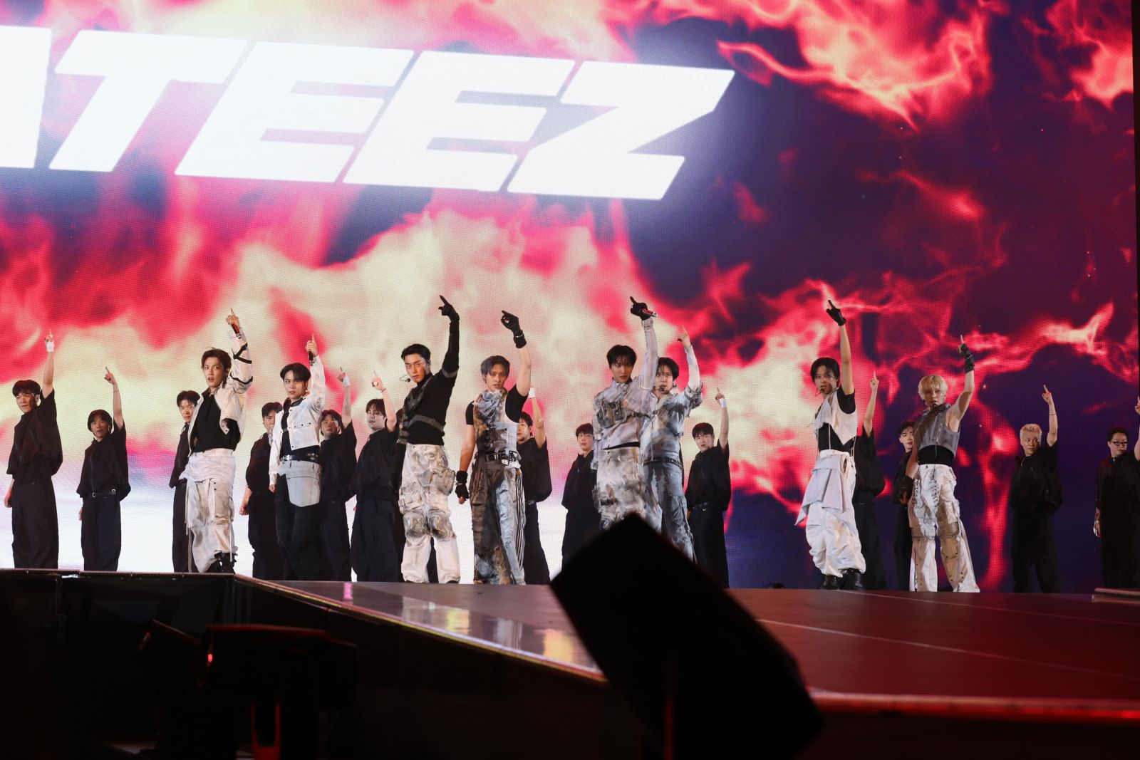 ATEEZ ASEA 2026 メガクルーとのステージ