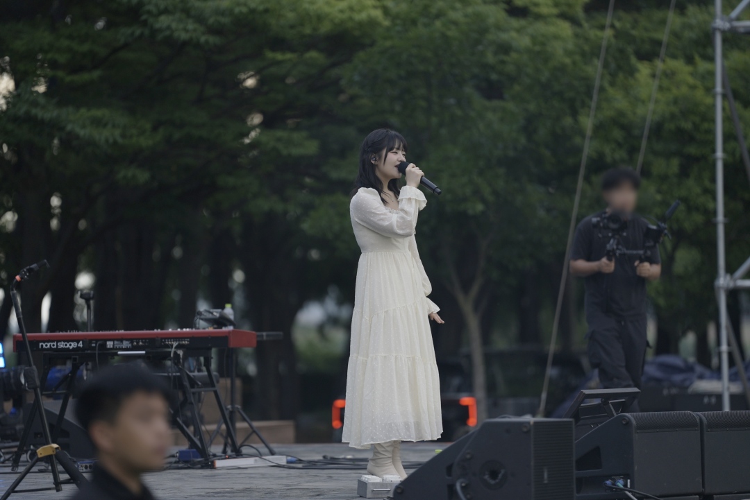 釜山・華明生態公園のステージに立つTOP6