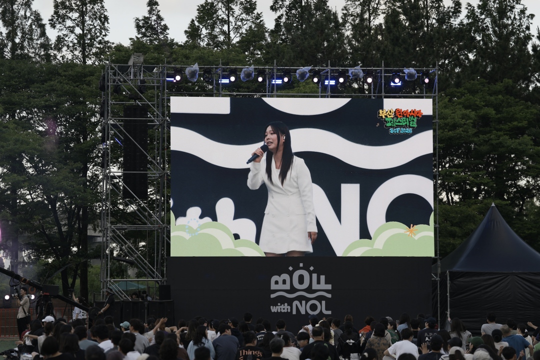 ステージで歌うTOP6のメンバー