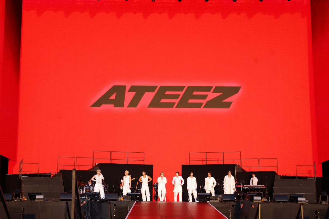 ロンドンのステージで歌うATEEZ