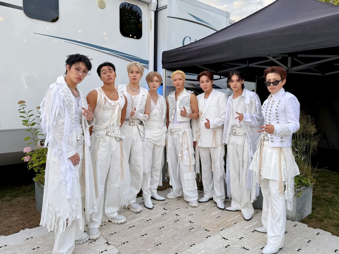 ステージ上のATEEZ