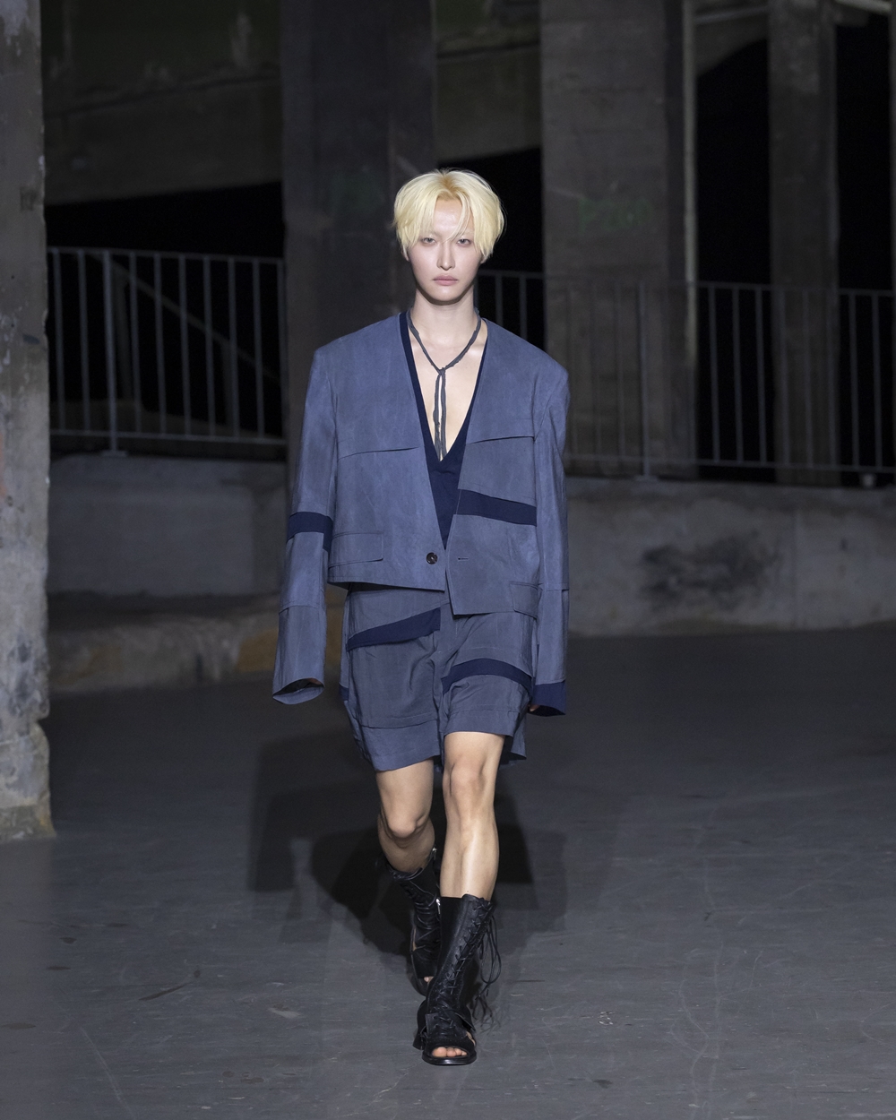 SONGZIOのランウェイに登壇したATEEZのソンファ