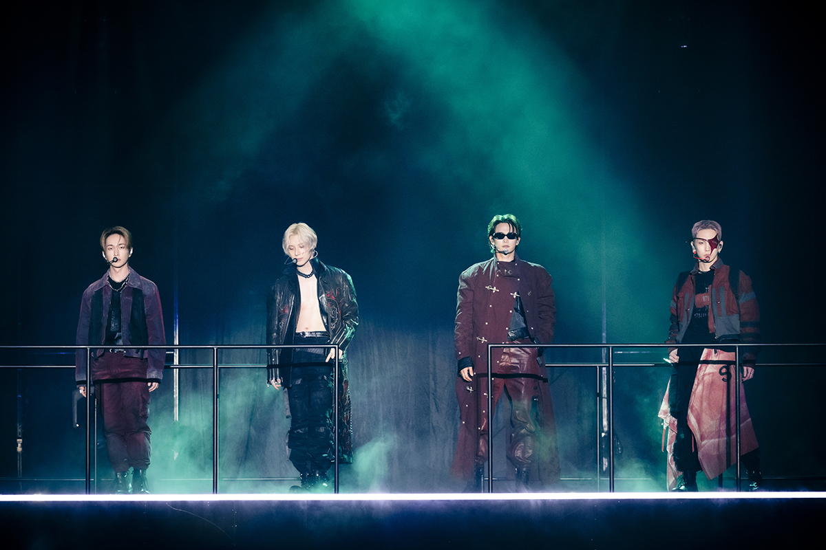 ベルーナドーム公演でパフォーマンスするSHINee