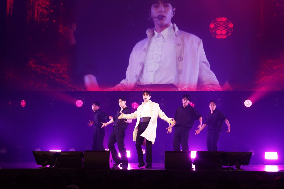 東京公演でファンと交流するキム・ミョンス（エル）