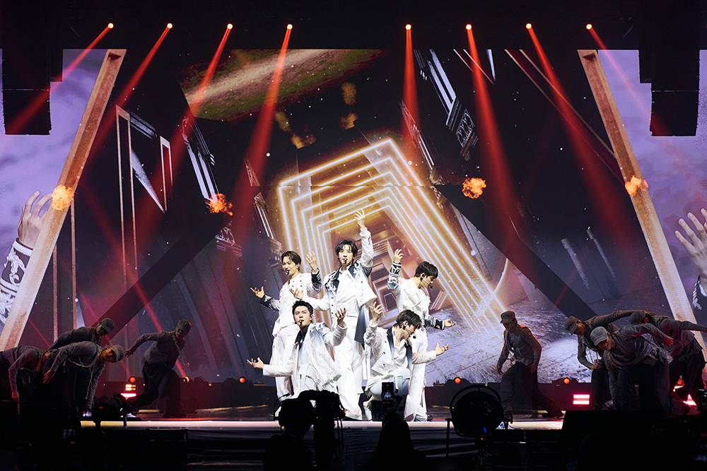 EXO ステージでパフォーマンスするメンバー
