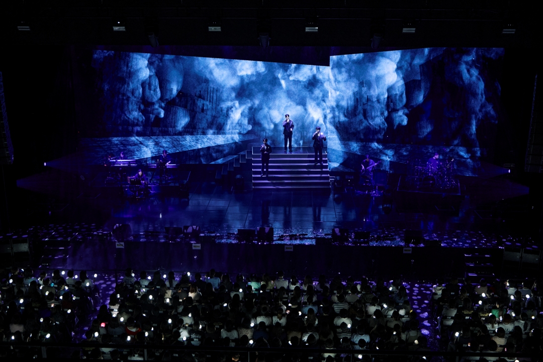 LA POEM 第1週公演 2幕のステージ写真
