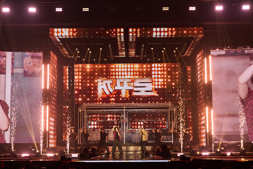 客席に近づいて歌うSUPER JUNIOR-83z