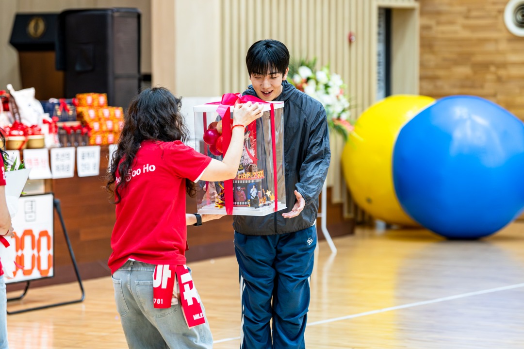 体育大会コンセプトのイベントで選手として参加するチェ・スホ