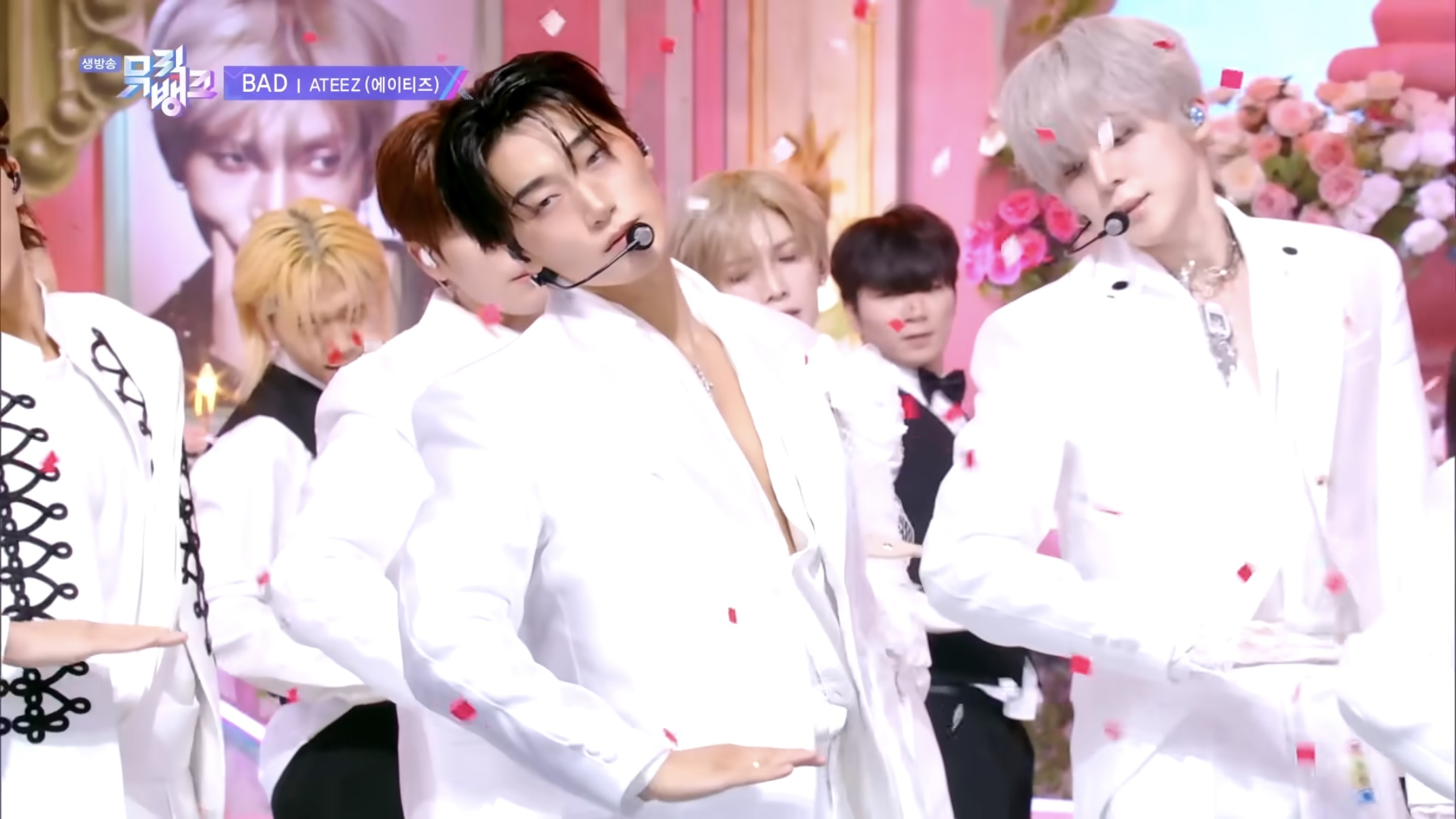 白いノースリーブ衣装でパフォーマンスするATEEZのサン(写真出典=音楽番組直カムのキャプチャー、KQエンタテインメント)