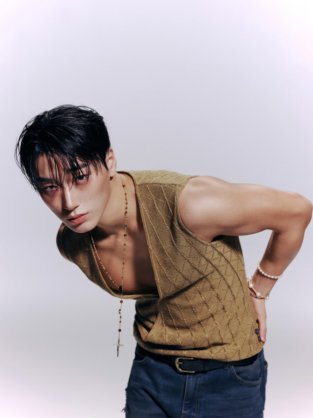表情の演技を見せるATEEZのサン(写真出典=音楽番組直カムのキャプチャー、KQエンタテインメント)