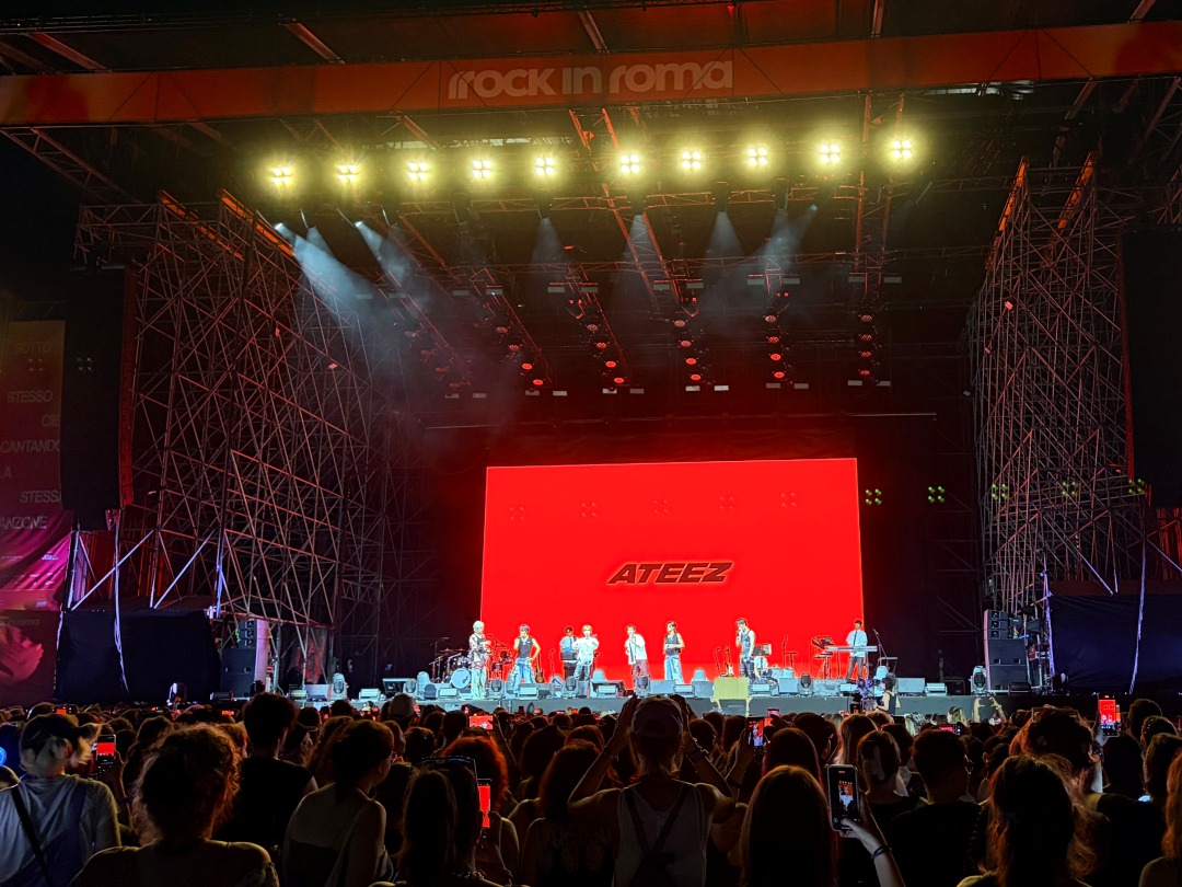 「Rock in Roma」のステージに立つATEEZ