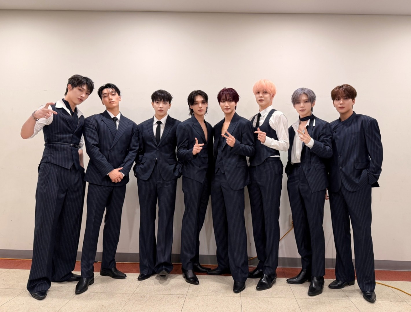 ステージで歌うATEEZのメンバー