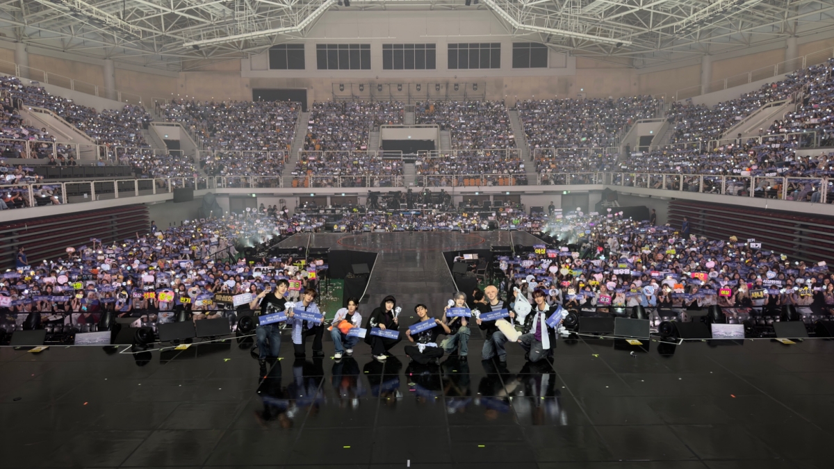 ユニットステージを披露するATEEZのメンバー