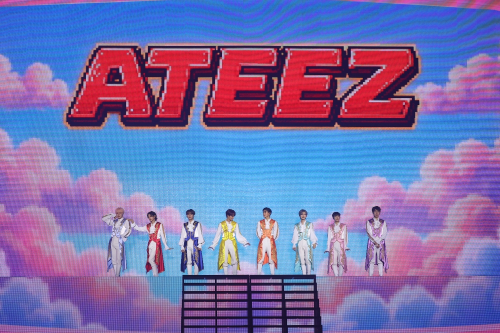 ファンに手を振るATEEZ