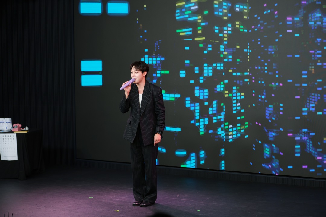 「チャンジュン薬房」のステージに立つゲスト出演者とチャンジュン