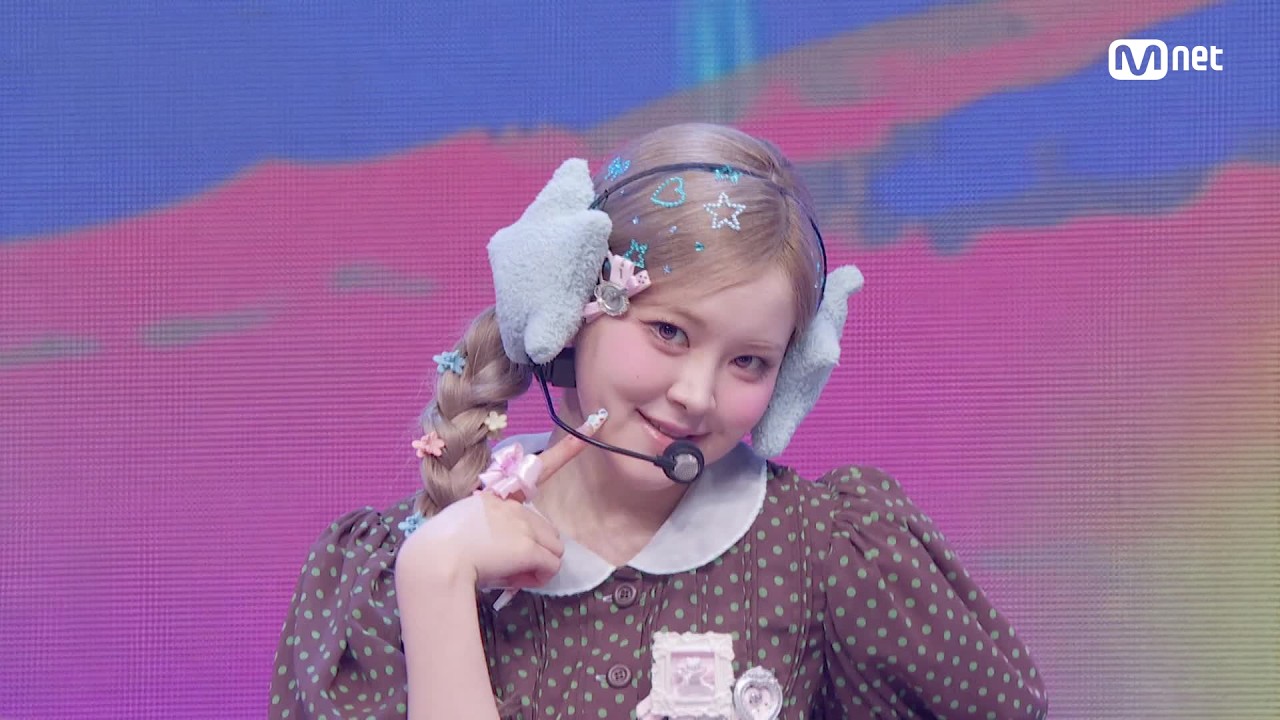 HEART OF WOMAN　M COUNTDOWN「Dalla（$.$）」　歌いながら片脚を高く上げたリリ