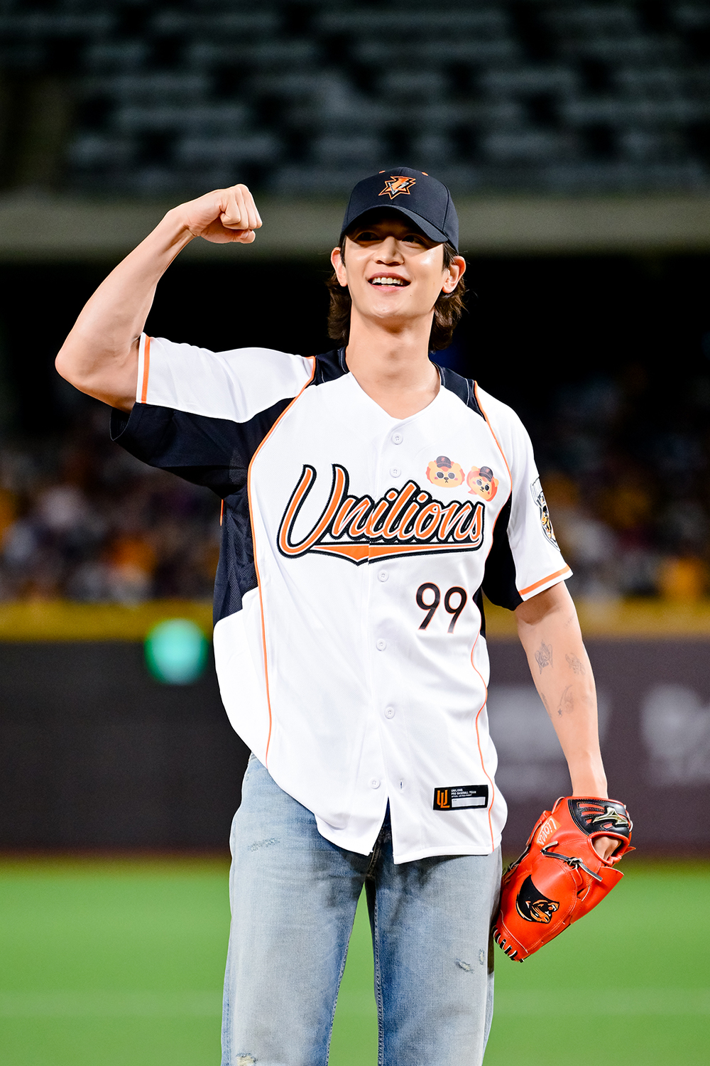 台北ドームで始球式を行うSHINeeのミンホ