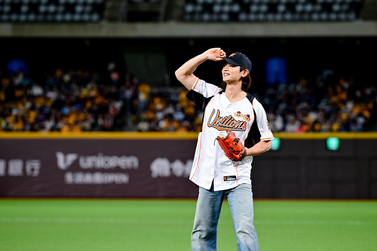 統一ライオンズのユニフォームを着てマウンドに立つSHINeeのミンホ