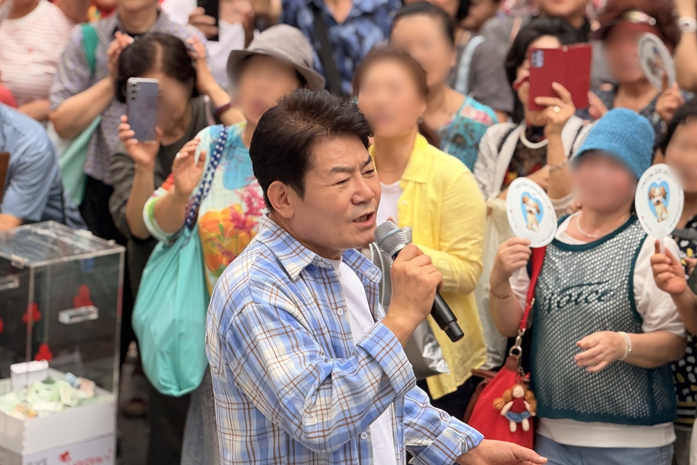 「第24回 愛の足し算」の街頭募金イベントで歌うジンソン