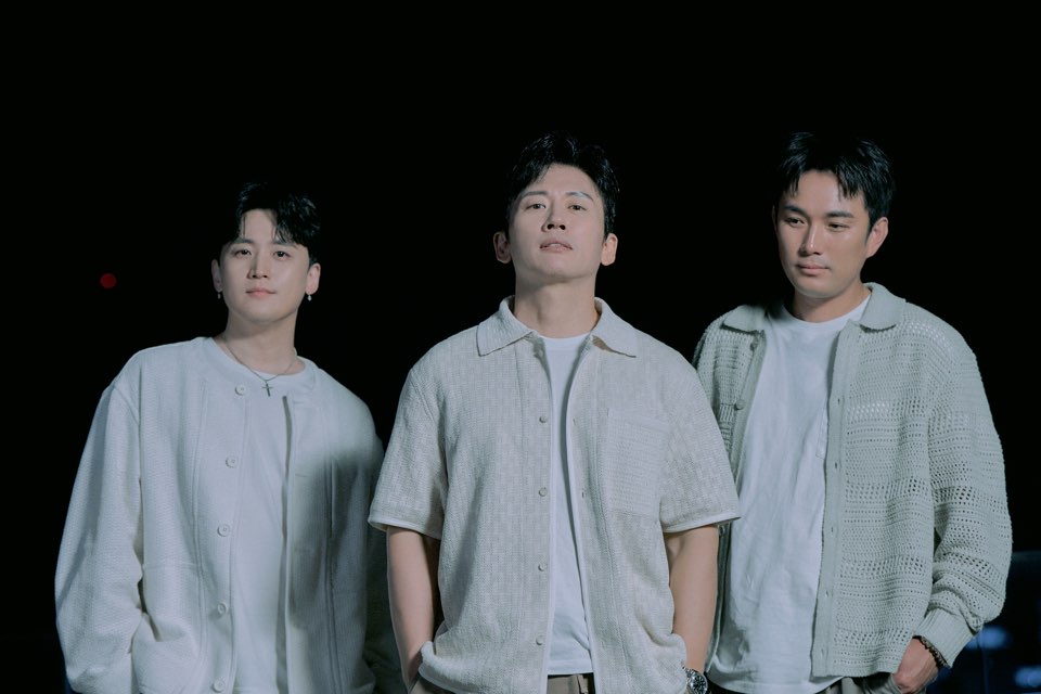 新曲「あの頃とは違う今日」を発売するV.O.S