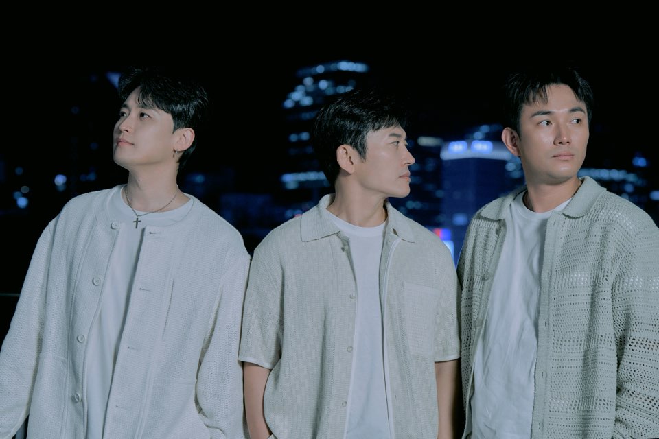 新曲「あの頃とは違う今日」を歌うV.O.Sの3人