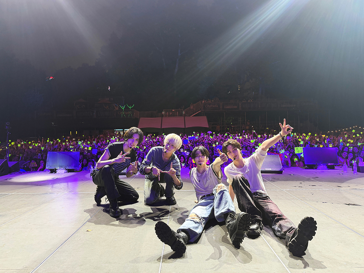 SummerStageのステージで歌うWayVのメンバー