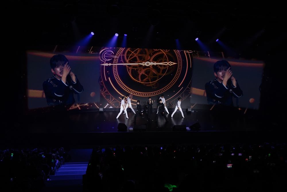 ソウルのキューブコンベンションセンターで公演するIn A Minute
