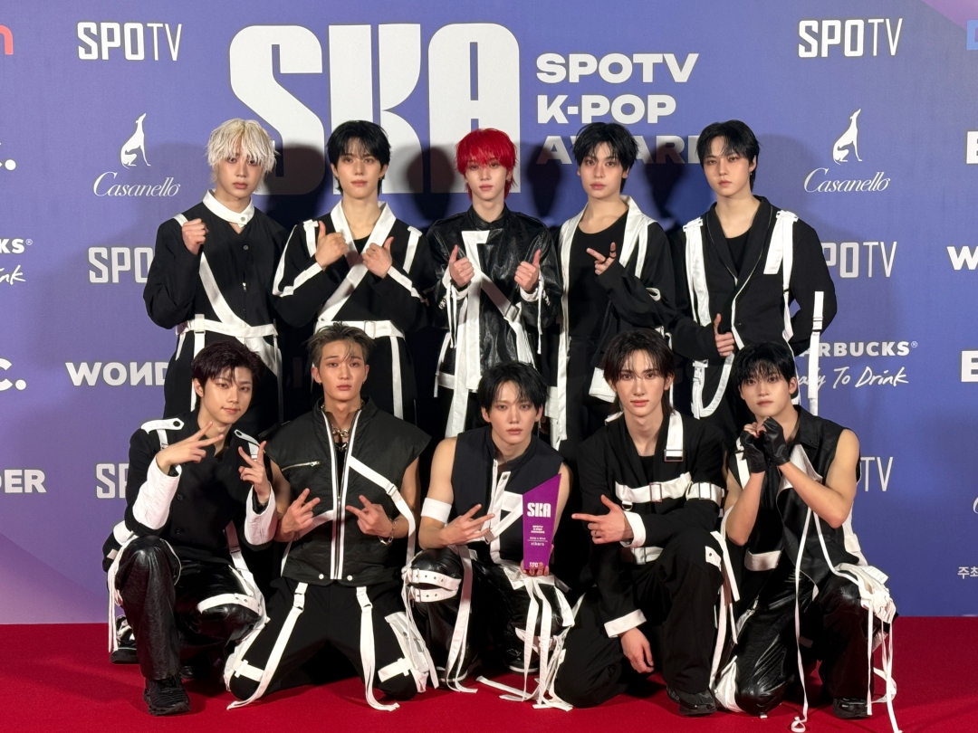 「2026 SPOTV K-POP AWARDS」でグローバルニューウェーブのトロフィーを手にしたxikers