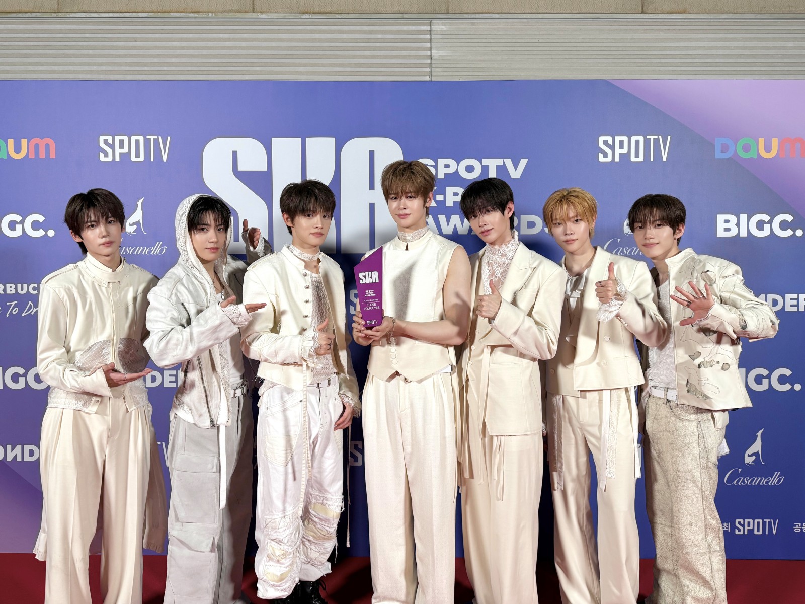 2026 SPOTV K-POP AWARDSでネクストジェネレーション賞を受賞したCLOSE YOUR EYES