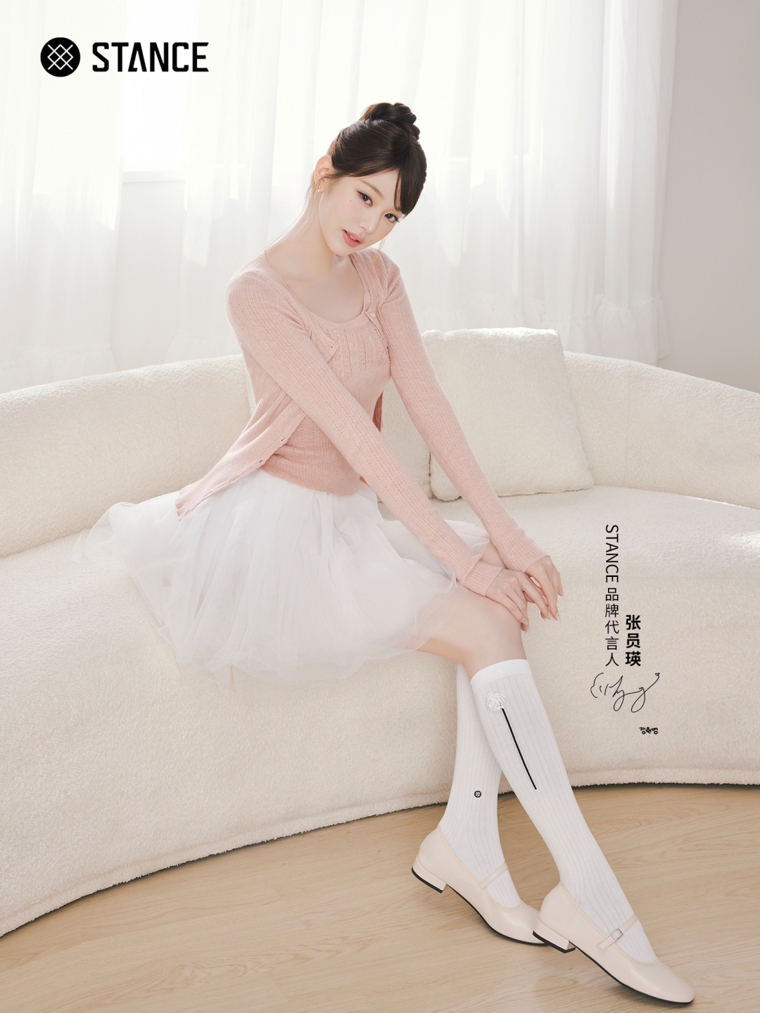 STANCEのキャンペーンでブラックドレスとドット柄ソックスを合わせたチャン・ウォニョン