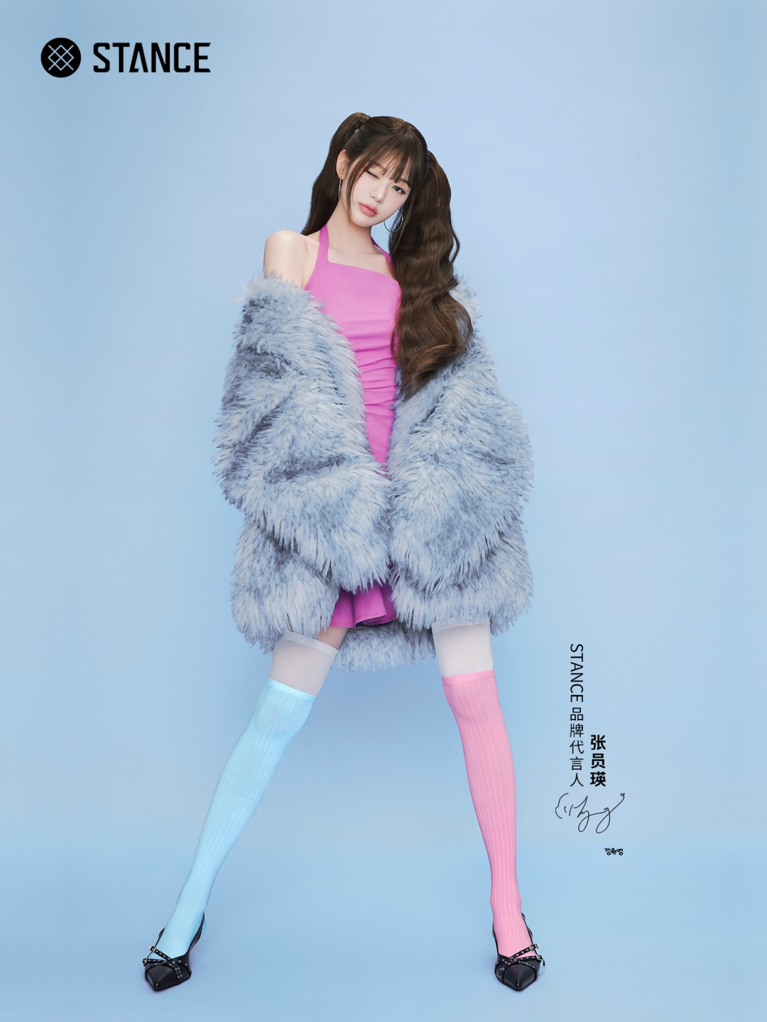 STANCEのキャンペーンでピンクニットとホワイトスカートを着たチャン・ウォニョン