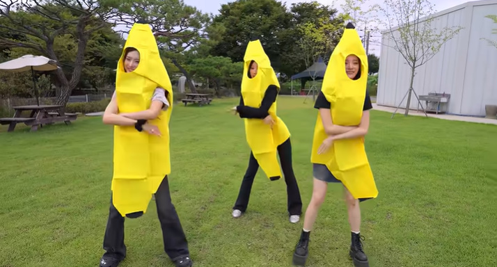 バナナ衣装で「BANANA」の振り付けを踊るICHILLIN' Jの3人(写真提供:KMエンターテインメント)