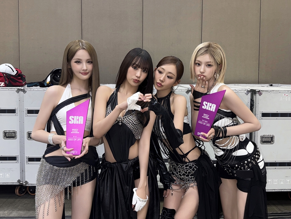 「2026 SPOTV K-POP AWARDS」でトロフィーを手にしたKISS OF LIFE