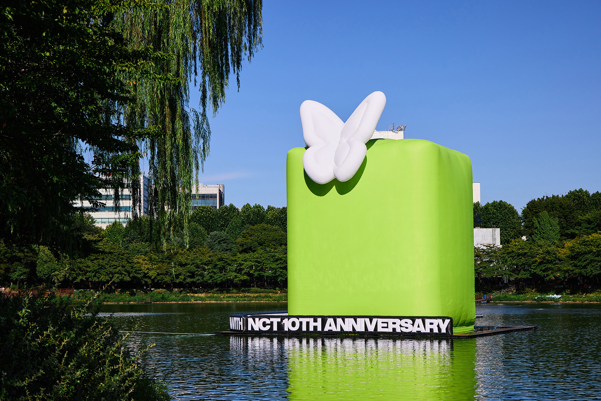 石村湖に展示されたNCT10周年記念のアートバルーンとライティング