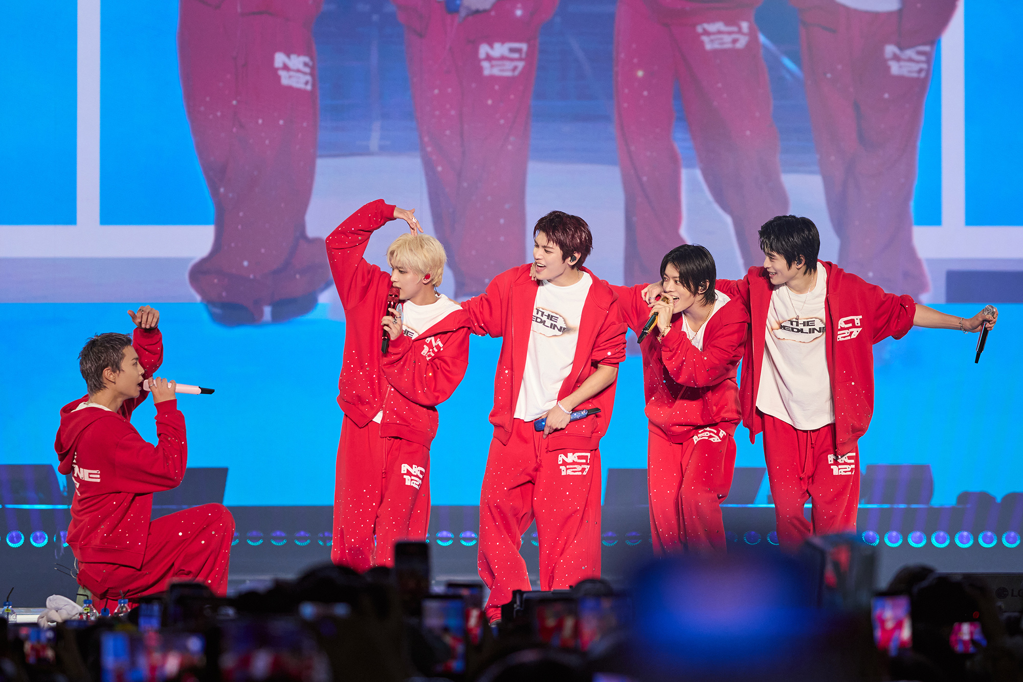 ソウル公演の演出の中で歌うNCT 127