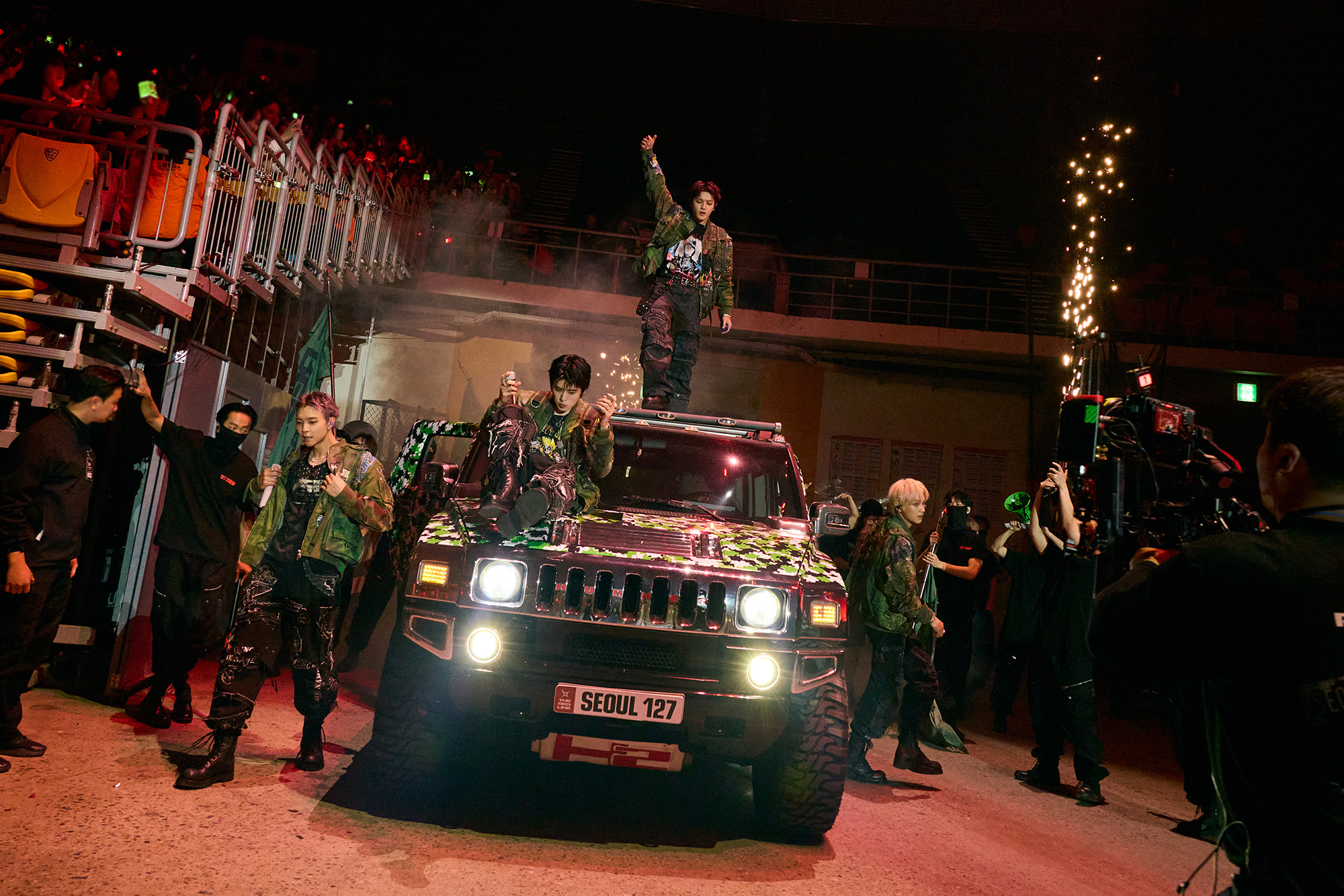 「Piñata」でハマー車両に乗って登場するNCT 127