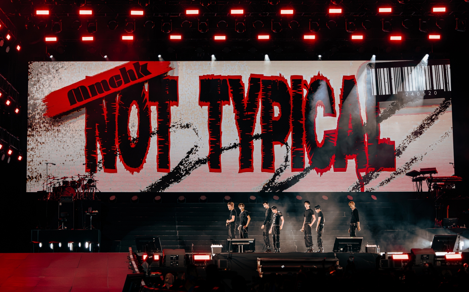 NEXZ「STRAYCITY」ブエノスアイレス公演(左からハル、セイタ、ユウキ、ソ ゴン、トモヤ、ヒュイ、ユウ)