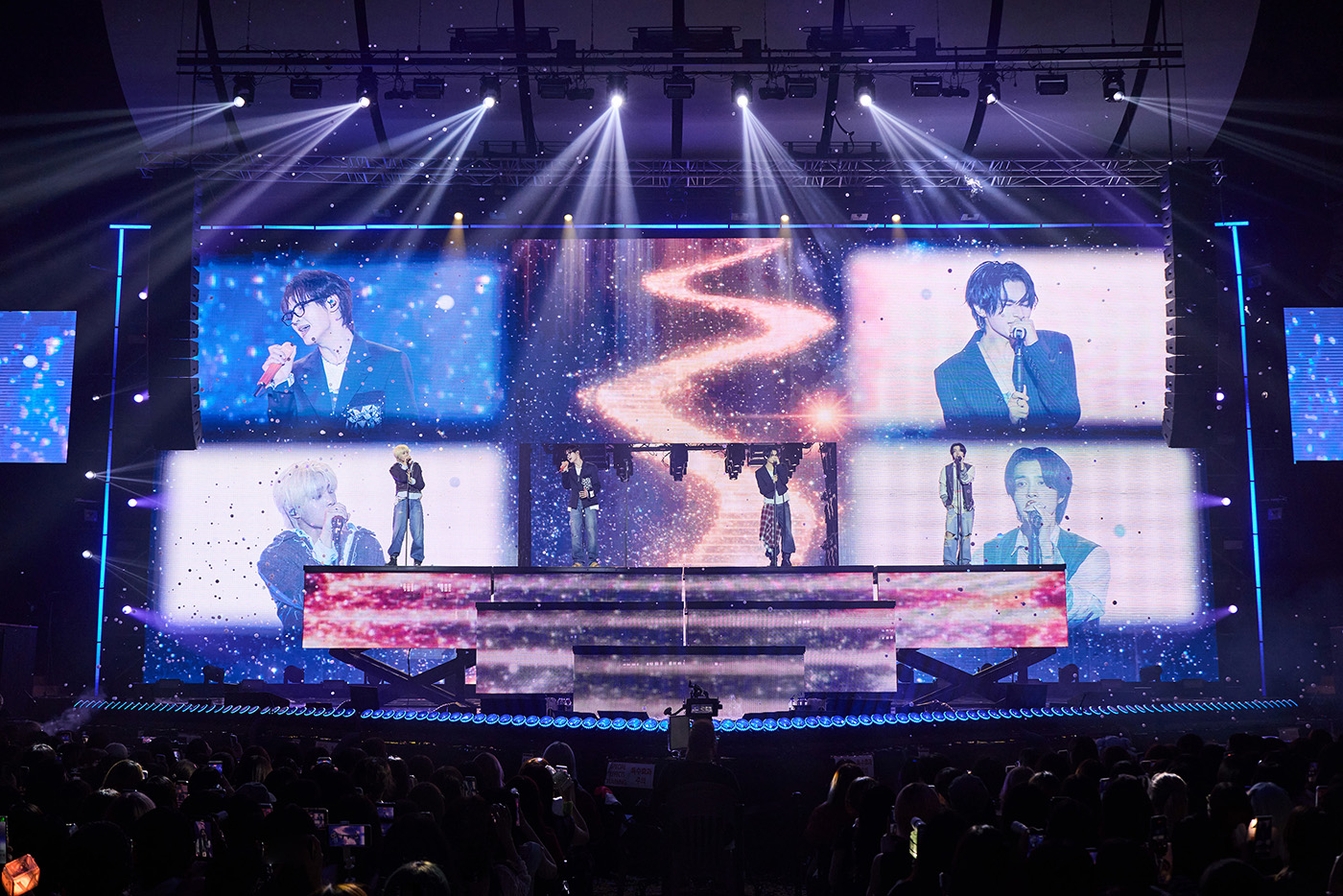 「BORN THIS Way」ソウル公演のステージに立つWayV