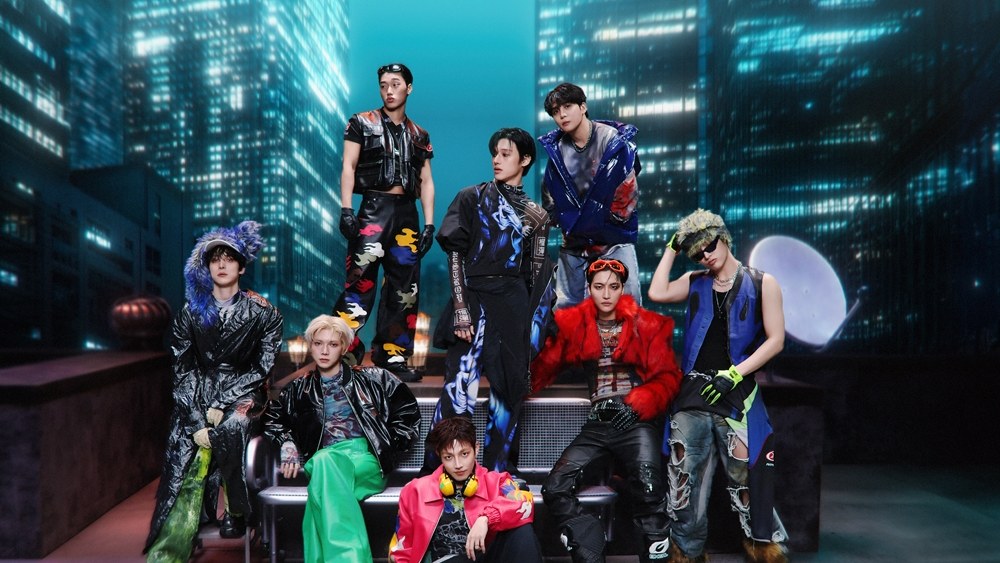ATEEZ　「BAD」が「人気歌謡」2週連続1位　8周年フォトブック「BLUE DRIFT」の展示会を10月1日から開催