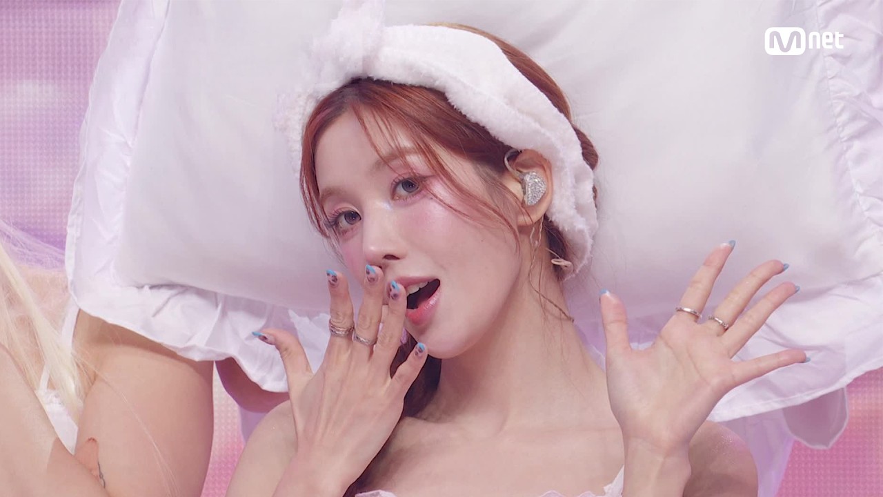 クォン・ウンビ　M COUNTDOWN　「DEJAVU」をパジャマ姿で　ベッドルームのセットに枕のエンディング