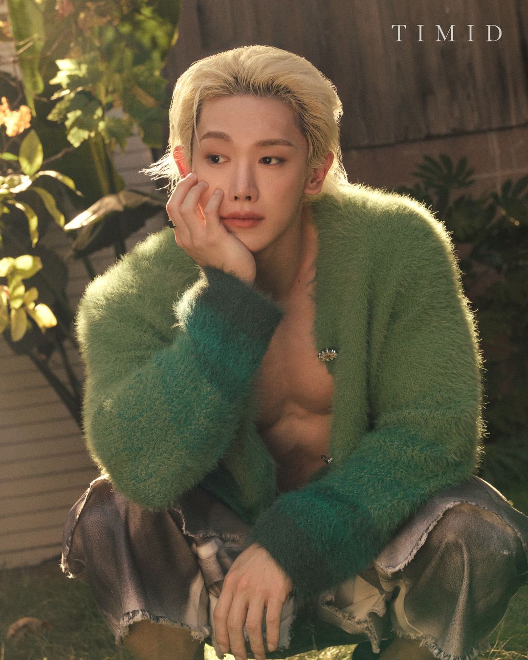 「Timid Magazine」の撮影で屋外に立つWONHO