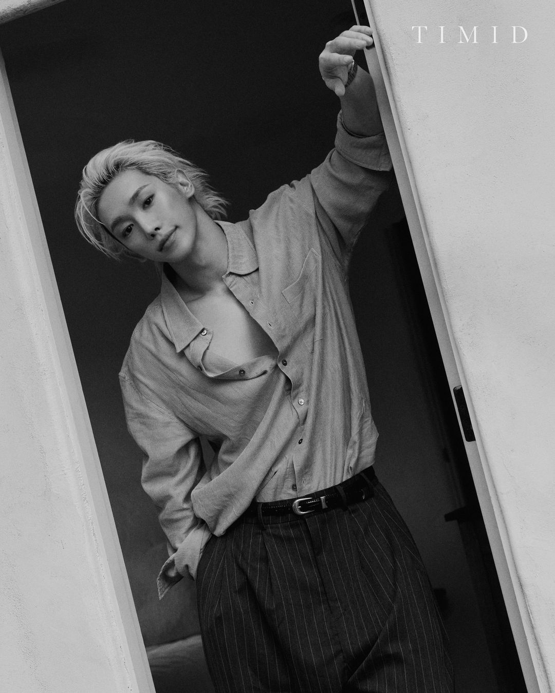 ブラックのシースルーシャツを着たWONHO