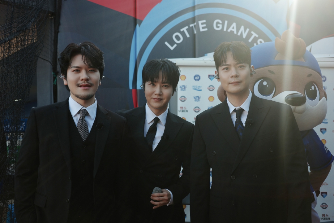 「花火野球2」公式試合の前に斉唱するLA POEMのメンバー
