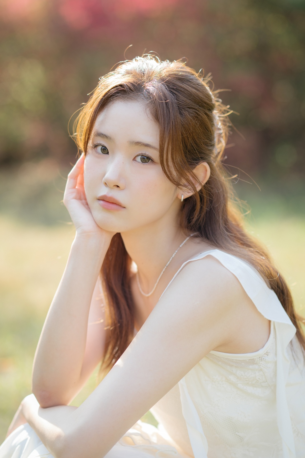 白いワンピース姿で凧と一緒に写るダイン